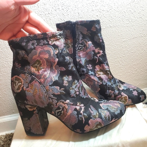 325 Floral Reaction Kenneth Cole Ankle 